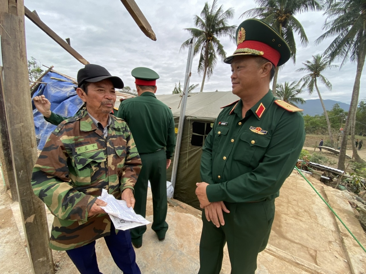 Quân khu 5 ra quân xây dựng lại nhà cho người dân vùng lũ Đắk Lắk